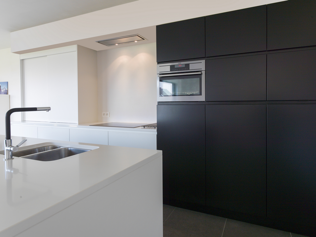 Beste Moderne keuken in zwart en wit gelakt. DP-31